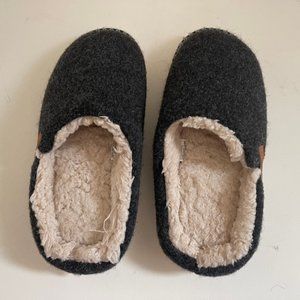 GAA HUU Women's Blue & White Slippers are New without Box! Size 8.5-10